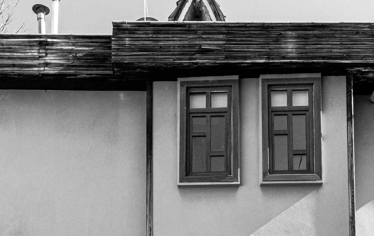 Detail eines älteren Gebäudes mit sichtbaren Gebrauchsspuren